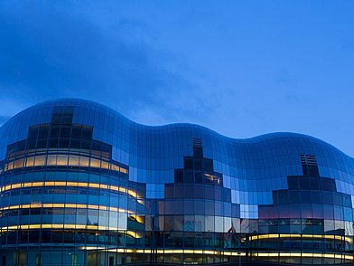 L'architettura moderna del Sage Gateshead a Newcastle durante un soggiorno linguistico in Inghilterra