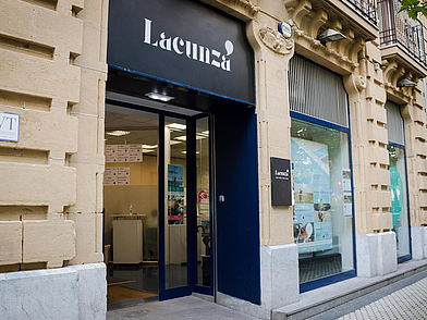Eingang der Sprachschule Lacunza in San Sebastián, die im Zentrum der Stadt liegt und moderne Spanischkurse für internationale Sprachreisende anbietet.