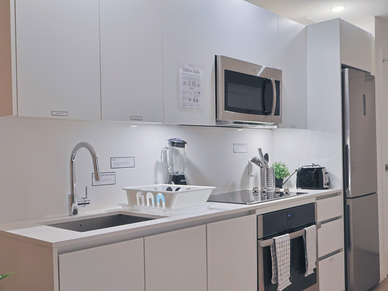 Cucina completamente attrezzata dell'alloggio a Vancouver, con elettrodomestici moderni e zona pranzo