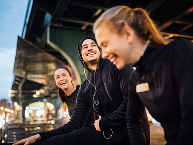 Erwachsene Teilnehmer einer Deutsch Sprachreise in Berlin-Prenzlauer Berg beim Outdoor-Training unter einer Brücke.