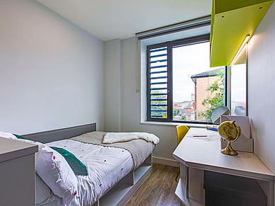 Modernes Einzelzimmer in der Residenz in Dublin mit Bett, Schreibtisch und großem Fenster