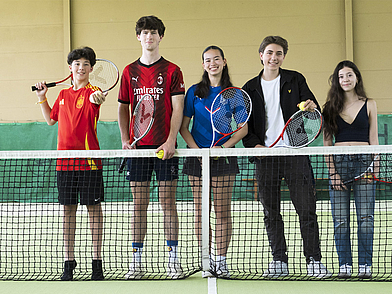 Schüler beim Tennisspielen im Sommercamp des Humboldt-Instituts Bad Schussenried