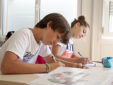 Zwei Sprachschüler im Englischunterricht in Leysin - Sprachferien in der Schweiz