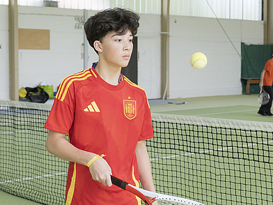 Schüler übt Tennis im Sportprogramm des Humboldt-Instituts Bad Schussenried