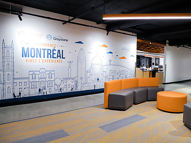 Moderner Aufenthaltsbereich der Sprachschule in Montréal, ideal für deine Sprachreise und erste Kontakte beim Französisch lernen im Ausland