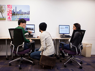 Computerraum der Kaplan Sprachschule Chicago mit moderner Ausstattung für Projekte und Selbststudium.