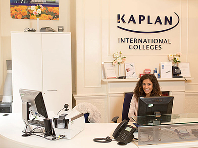 Employée à l'accueil de l'école de langues Kaplan de Londres