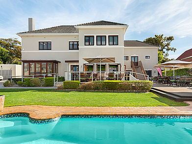 Modernes Schulgebäude der Sprachschule in Kapstadt mit Garten, Terrasse und Swimmingpool.