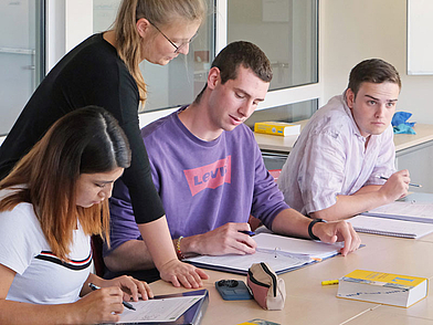 L'insegnante insegna agli studenti di lingue internazionali presso l'Humboldt-Institut Konstanz