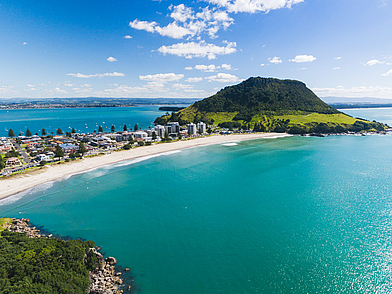 Weißer Sandstrand & türkisblaues Meer am Mount Maunganui – Sprachreise nach Neuseeland mit Küstenflair