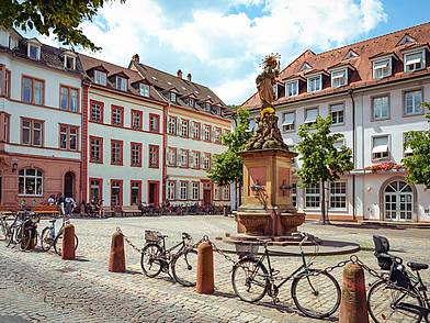 Marktplatz mit bunten Altstadthäusern und Fahrrädern in Heidelberg – inspirierende Lernatmosphäre für Deutsch Schüler Sprachreisen