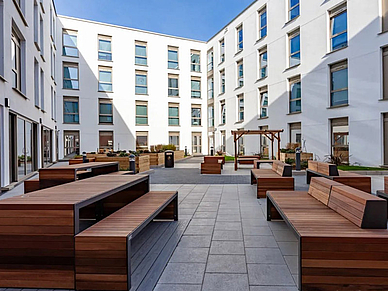Cour intérieure spacieuse de la résidence étudiante avec espaces de détente pour se relaxer après le cours d’anglais