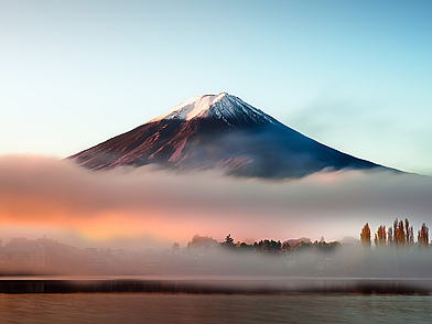 Majestätischer Mount Fuji im Morgennebel als beeindruckendes Motiv für eine unvergessliche Japan Sprachreise
