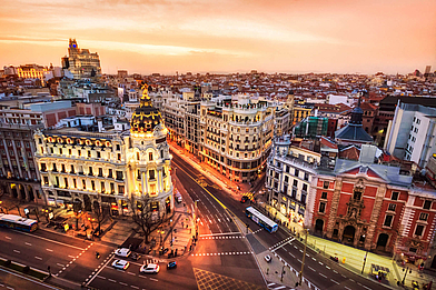 Veduta aerea della Gran Vía di Madrid con vista sul centro della città.