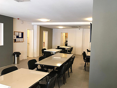 Aufenthaltsraum der Eco. Central Apartments, Englisch auf Malta