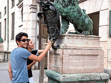 Due giovani davanti al Nuovo Municipio di Monaco di Baviera