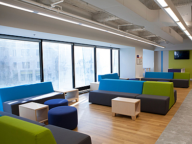 Gemütliche Lounge der Kaplan Sprachschule Chicago mit Blick auf die Innenstadt – Treffpunkt für Sprachschüler.