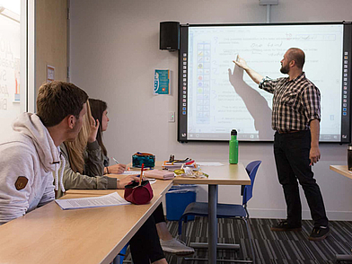 Englischunterricht an der EC English Sprachschule Santa Monica mit motivierendem Lehrer