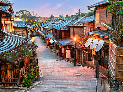 Abendstimmung in den alten Gassen von Kyoto – Sprachreise in Japan mit Kultur und Geschichte verbinden