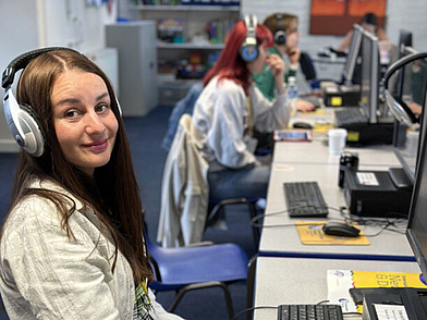Una studentessa di lingue lavora al computer nell'aula multimediale della Newcastle English School
