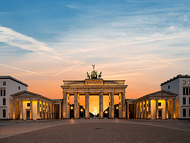 Brandenburger Tor bei Sonnenuntergang mit warmem Licht – Deutsch Sprachreisen Berlin Young Adults