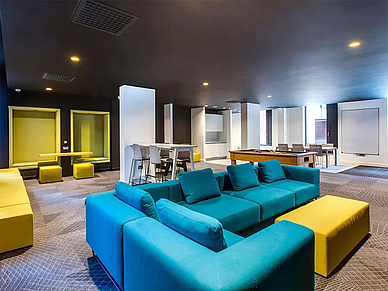 Moderna sala comune del residence Yugo Lee Point a Cork con area ricreativa