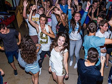 Schülerinnen und Schüler von AcitLingua Wien feiern bei der Schul-Disco.