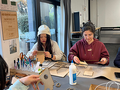 Zwei Sprachschülerinnen in Christchurch beim Kreativ-Workshop