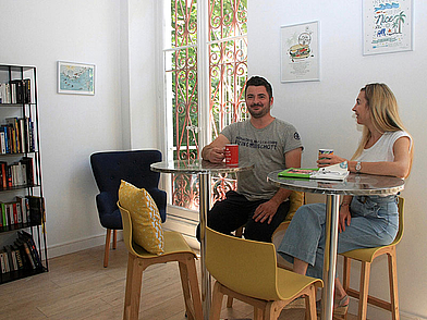 Les étudiants en langues se détendent et pratiquent le français dans la salle commune à Nice