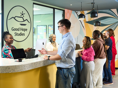 Empfangsbereich der Sprachschule in Kapstadt mit internationalen Studierenden beim Check-in