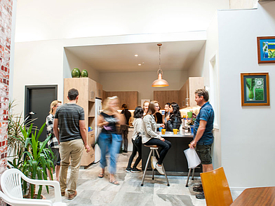 Treffpunkt in der Küche der Nelson English Centre Sprachschule, wo Schüler beim gemeinsamen Kaffee ins Gespräch kommen.