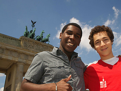 Sprachschüler vor dem Brandenburger Tor – Freizeitprogramm der GLS Sprachschule Berlin