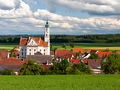 Barockkirche in Bad Schussenried vor grüner Landschaft – idealer Ort für Deutsch Sprachreisen für Schüler in Deutschland.