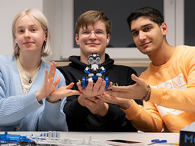 Schüler mit Roboterprojekt im Technikunterricht am Humboldt-Institut Lindenberg
