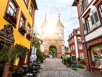 Malerische Gasse mit Blick auf die Alte Brücke, ein Highlight für Sprachschüler, die Heidelberg während ihrer Sprachreise entdecken.
