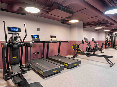 Fitnessraum der Residenz iQ London City mit Laufbändern und Trainingsgeräten