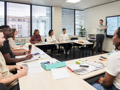 Englischunterricht in der Sprachschule Kapstadt mit Lehrer und internationalen Teilnehmern