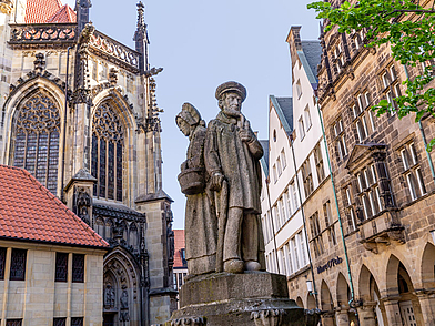 Deutsch Sprachreisen Münster für Erwachsene – historische Altstadt mit Lambertikirche und traditionsreicher Statue im Zentrum Münsters