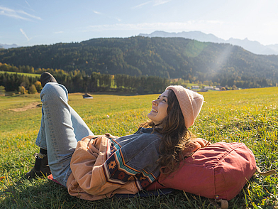 Entspannte Schülerin auf einer Wiese im Schwarzwald – Freizeit und Naturgenuss bei Schülersprachreisen Freiburg