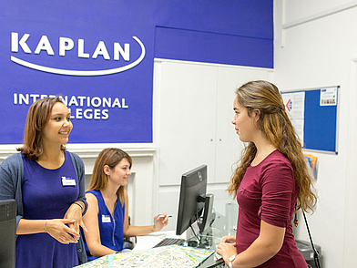 Empfangsbereich der Kaplan Sprachschule – Freundliche Mitarbeiter unterstützen bei allen Fragen.