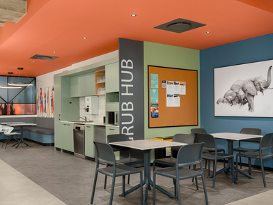 Moderner Gemeinschaftsraum mit Küche und Sitzbereich für Sprachschüler