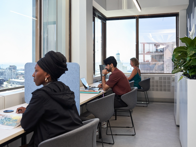 Ruhiger Lernbereich mit Einzelarbeitsplätzen und Blick über die Stadt Kapstadt