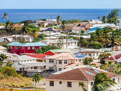Typische bunte Häuser an der Südküste von Barbados mit Palmen – Englisch Sprachreise in die Karibik