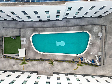Espace piscine de la résidence étudiante à Alicante avec chaises longues et patio pour les participants à un séjour linguistique d'espagnol