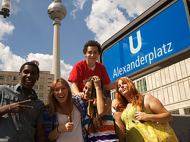 Sprachschüler am Alexanderplatz in Berlin – Young Adults Programm der GLS Sprachschule