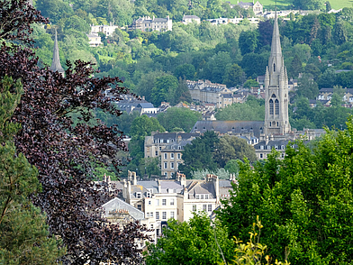 Blick vom Wald auf die St John's Church in Bath - Stadt & Natur erleben bei einer England Sprachreise