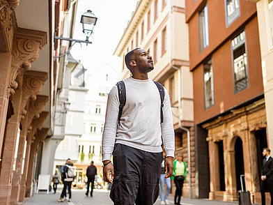 Erwachsener Sprachreisender erkundet die Altstadt von Frankfurt – authentisches Stadtleben während einer Deutsch Sprachreise