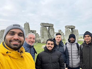 Sprachschüler aus Portsmouth bei einem Ausflug nach Stonehenge in England.