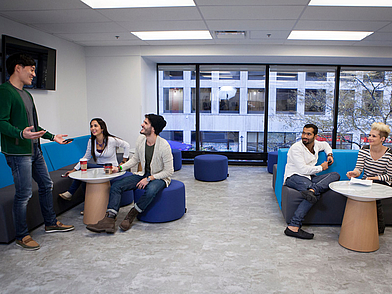 Moderner Aufenthaltsraum in der Kaplan Sprachschule Chicago, ideal zum Entspannen und für Gespräche mit anderen Sprachschülern.