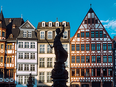 Historische Fachwerkhäuser am Römerberg in Frankfurt im Abendlicht – authentische Kulisse für Business-Deutsch-Sprachreisen und kulturelle Erlebnisse für berufstätige Teilnehmer